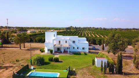 Moradia com 5 quartos e piscina em terreno de 3 hectares arquitetura de autor a 7 km da praia.