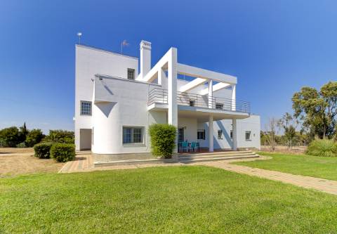 Moradia com 5 quartos e piscina em terreno de 3 hectares arquitetura de autor a 7 km da praia.