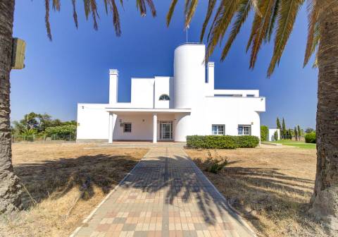Moradia com 5 quartos e piscina em terreno de 3 hectares arquitetura de autor a 7 km da praia.