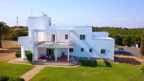 Moradia com 5 quartos e piscina em terreno de 3 hectares arquitetura de autor a 7 km da praia.