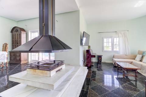 Moradia com 5 quartos e piscina em terreno de 3 hectares arquitetura de autor a 7 km da praia.