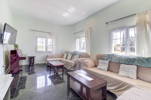 Moradia com 5 quartos e piscina em terreno de 3 hectares arquitetura de autor a 7 km da praia.