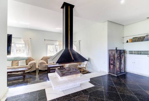 Moradia com 5 quartos e piscina em terreno de 3 hectares arquitetura de autor a 7 km da praia.