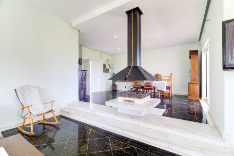 Moradia com 5 quartos e piscina em terreno de 3 hectares arquitetura de autor a 7 km da praia.