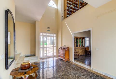 Moradia com 5 quartos e piscina em terreno de 3 hectares arquitetura de autor a 7 km da praia.