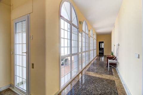 Moradia com 5 quartos e piscina em terreno de 3 hectares arquitetura de autor a 7 km da praia.