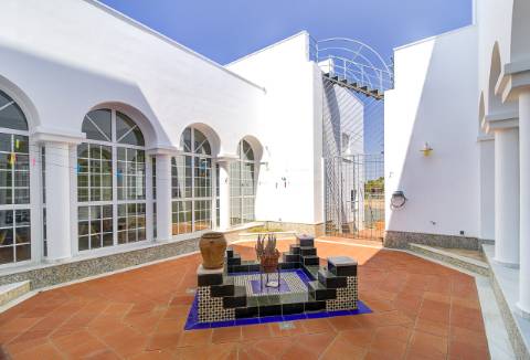 Moradia com 5 quartos e piscina em terreno de 3 hectares arquitetura de autor a 7 km da praia.