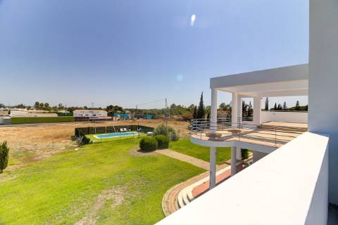 Moradia com 5 quartos e piscina em terreno de 3 hectares arquitetura de autor a 7 km da praia.