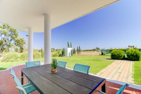 Moradia com 5 quartos e piscina em terreno de 3 hectares arquitetura de autor a 7 km da praia.