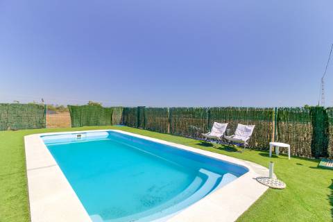 Moradia com 5 quartos e piscina em terreno de 3 hectares arquitetura de autor a 7 km da praia.