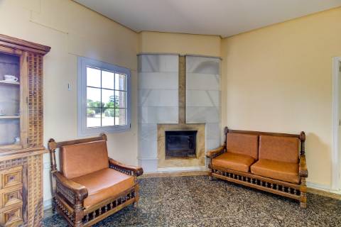 Moradia com 5 quartos e piscina em terreno de 3 hectares arquitetura de autor a 7 km da praia.