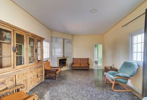 Moradia com 5 quartos e piscina em terreno de 3 hectares arquitetura de autor a 7 km da praia.