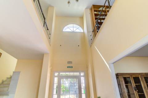 Moradia com 5 quartos e piscina em terreno de 3 hectares arquitetura de autor a 7 km da praia.