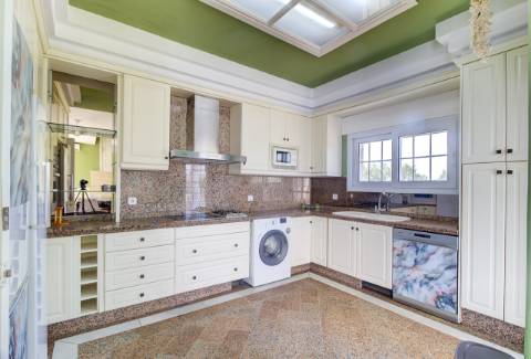 Moradia com 5 quartos e piscina em terreno de 3 hectares arquitetura de autor a 7 km da praia.