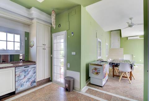 Moradia com 5 quartos e piscina em terreno de 3 hectares arquitetura de autor a 7 km da praia.