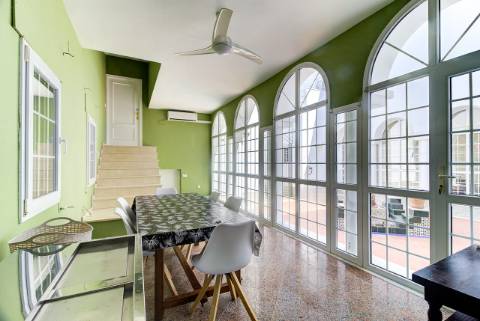 Moradia com 5 quartos e piscina em terreno de 3 hectares arquitetura de autor a 7 km da praia.