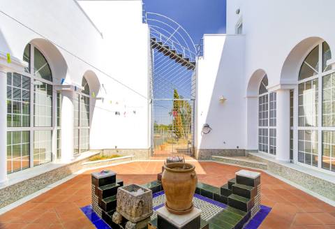 Moradia com 5 quartos e piscina em terreno de 3 hectares arquitetura de autor a 7 km da praia.