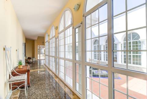 Moradia com 5 quartos e piscina em terreno de 3 hectares arquitetura de autor a 7 km da praia.