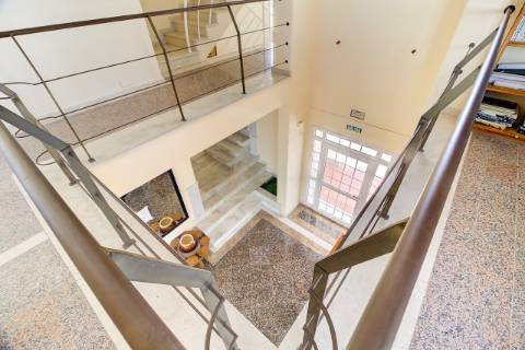 Moradia com 5 quartos e piscina em terreno de 3 hectares arquitetura de autor a 7 km da praia.