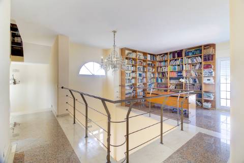 Moradia com 5 quartos e piscina em terreno de 3 hectares arquitetura de autor a 7 km da praia.