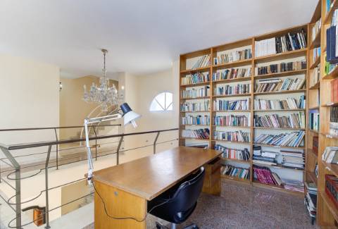 Moradia com 5 quartos e piscina em terreno de 3 hectares arquitetura de autor a 7 km da praia.