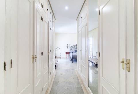 Moradia com 5 quartos e piscina em terreno de 3 hectares arquitetura de autor a 7 km da praia.