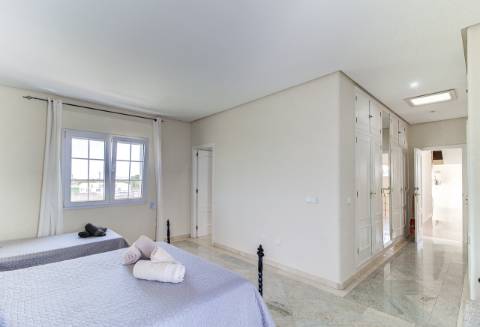 Moradia com 5 quartos e piscina em terreno de 3 hectares arquitetura de autor a 7 km da praia.