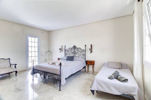 Moradia com 5 quartos e piscina em terreno de 3 hectares arquitetura de autor a 7 km da praia.