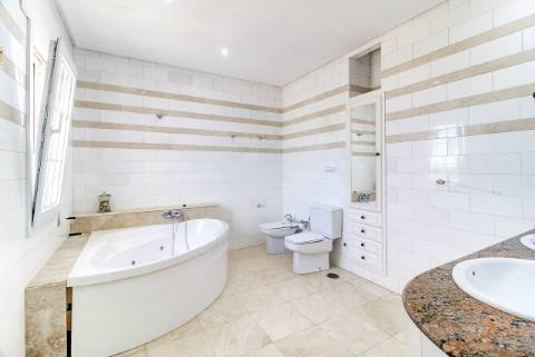 Moradia com 5 quartos e piscina em terreno de 3 hectares arquitetura de autor a 7 km da praia.