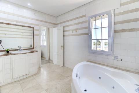 Moradia com 5 quartos e piscina em terreno de 3 hectares arquitetura de autor a 7 km da praia.