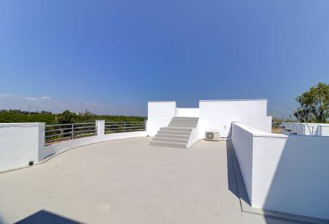 Moradia com 5 quartos e piscina em terreno de 3 hectares arquitetura de autor a 7 km da praia.