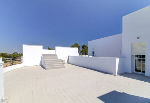 Moradia com 5 quartos e piscina em terreno de 3 hectares arquitetura de autor a 7 km da praia.