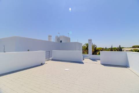 Moradia com 5 quartos e piscina em terreno de 3 hectares arquitetura de autor a 7 km da praia.