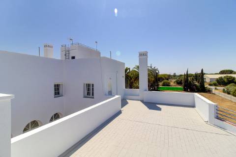 Moradia com 5 quartos e piscina em terreno de 3 hectares arquitetura de autor a 7 km da praia.