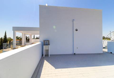 Moradia com 5 quartos e piscina em terreno de 3 hectares arquitetura de autor a 7 km da praia.