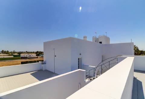 Moradia com 5 quartos e piscina em terreno de 3 hectares arquitetura de autor a 7 km da praia.