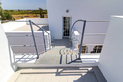 Moradia com 5 quartos e piscina em terreno de 3 hectares arquitetura de autor a 7 km da praia.