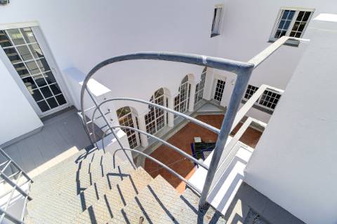 Moradia com 5 quartos e piscina em terreno de 3 hectares arquitetura de autor a 7 km da praia.