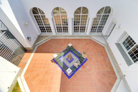 Moradia com 5 quartos e piscina em terreno de 3 hectares arquitetura de autor a 7 km da praia.