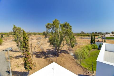 Moradia com 5 quartos e piscina em terreno de 3 hectares arquitetura de autor a 7 km da praia.