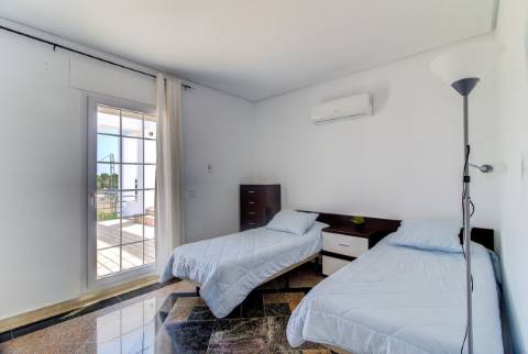 Moradia com 5 quartos e piscina em terreno de 3 hectares arquitetura de autor a 7 km da praia.