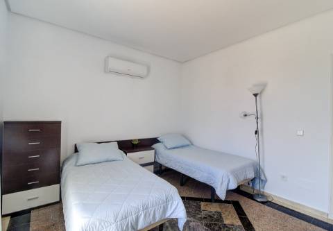 Moradia com 5 quartos e piscina em terreno de 3 hectares arquitetura de autor a 7 km da praia.