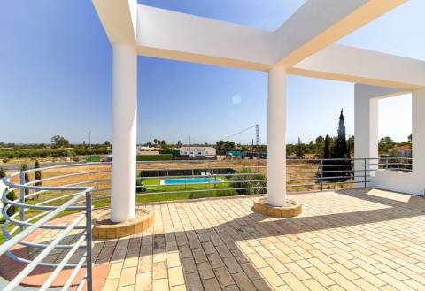 Moradia com 5 quartos e piscina em terreno de 3 hectares arquitetura de autor a 7 km da praia.