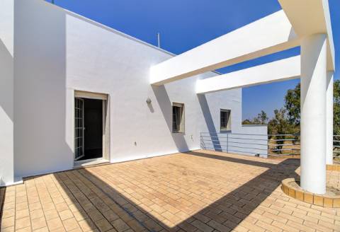 Moradia com 5 quartos e piscina em terreno de 3 hectares arquitetura de autor a 7 km da praia.