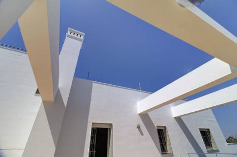 Moradia com 5 quartos e piscina em terreno de 3 hectares arquitetura de autor a 7 km da praia.