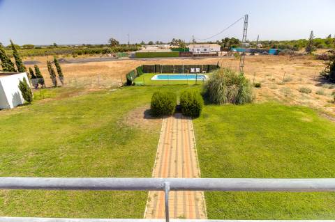Moradia com 5 quartos e piscina em terreno de 3 hectares arquitetura de autor a 7 km da praia.
