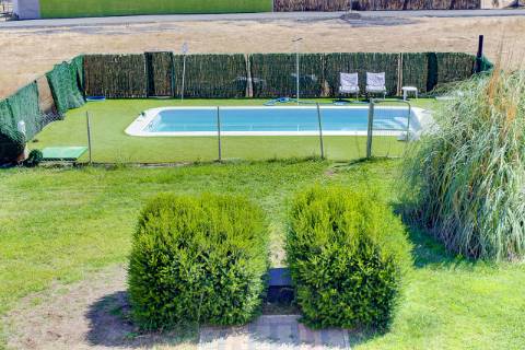 Moradia com 5 quartos e piscina em terreno de 3 hectares arquitetura de autor a 7 km da praia.