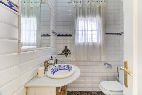 Moradia com 5 quartos e piscina em terreno de 3 hectares arquitetura de autor a 7 km da praia.