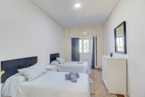 Moradia com 5 quartos e piscina em terreno de 3 hectares arquitetura de autor a 7 km da praia.