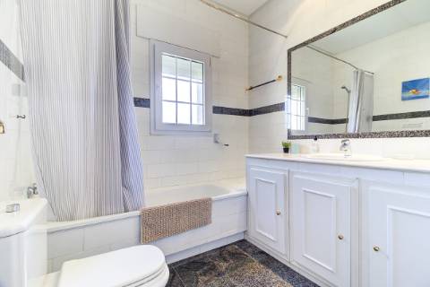 Moradia com 5 quartos e piscina em terreno de 3 hectares arquitetura de autor a 7 km da praia.